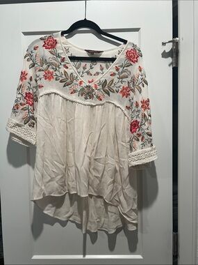 Ranna Gill Cream Embroidered Floral V-Neck Blouse